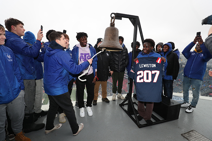 Lewiston H.S. State Champion Soccer Team ringing the bell.